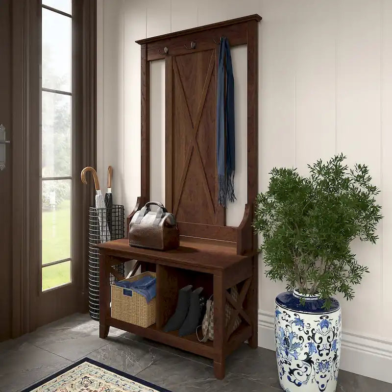 Garderobe für den Eingangsbereich mit Bank und Schuhschrank