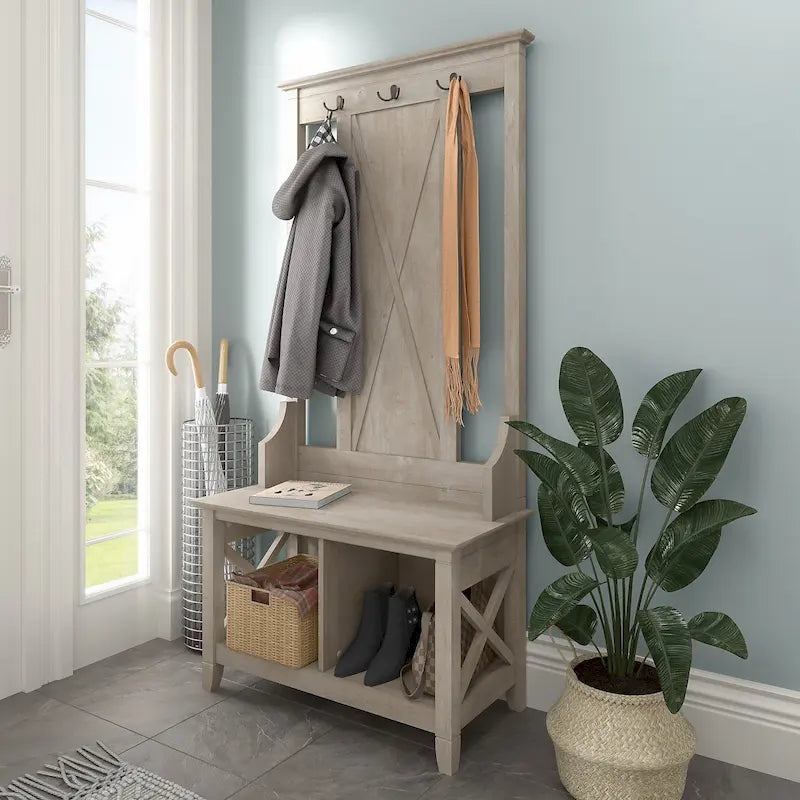 Garderobe für den Eingangsbereich mit Bank und Schuhschrank