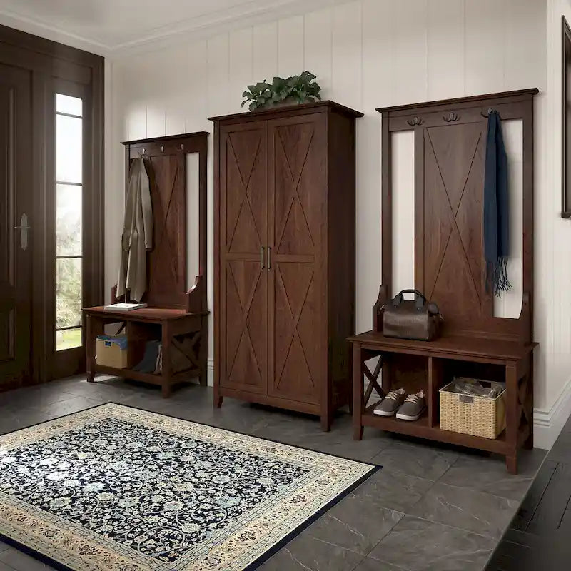 Garderobe für den Eingangsbereich mit Bank und Schuhschrank
