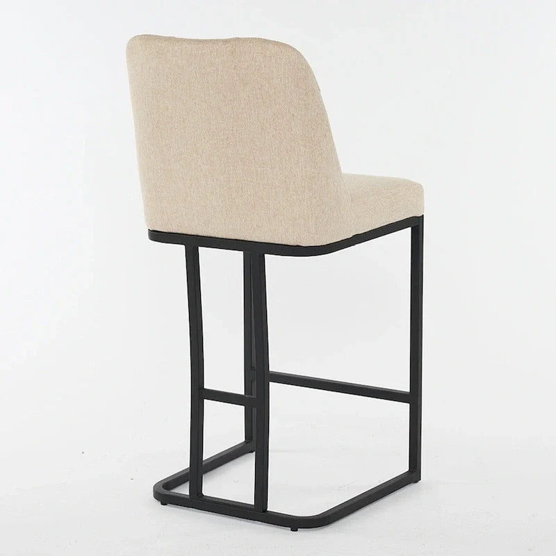 Barhocker in Tresenhöhe mit Knopfdetails