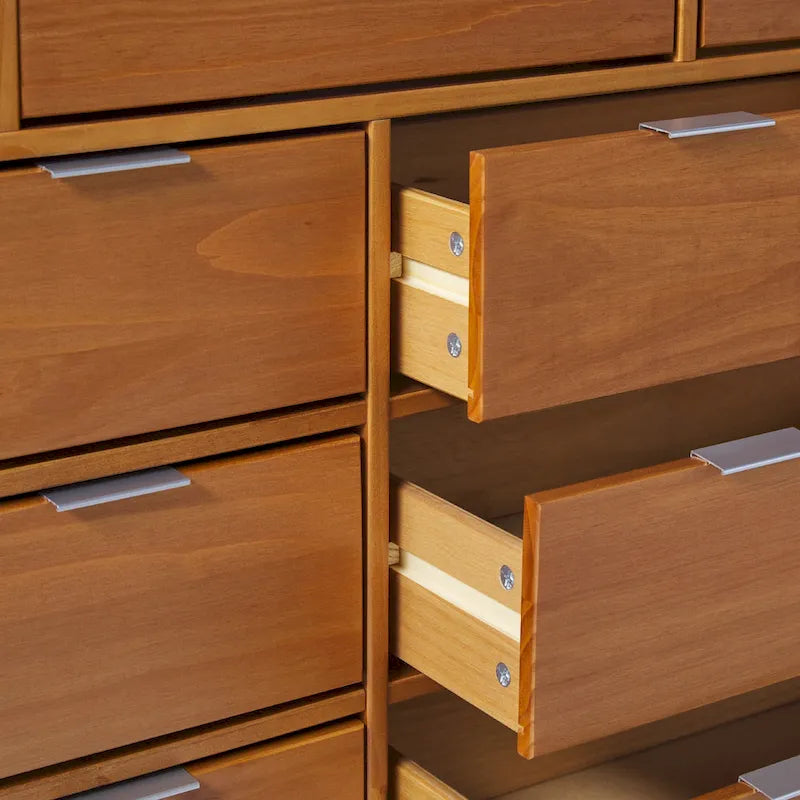Moderne Kommode aus Massivholz mit Galerierand
