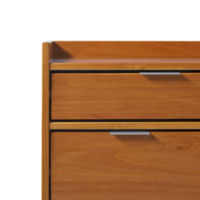 Moderne Kommode aus Massivholz mit Galerierand