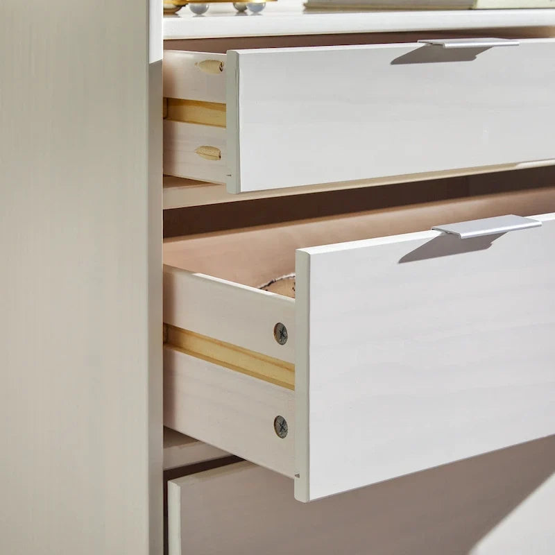 Moderne Kommode aus Massivholz mit Galerierand