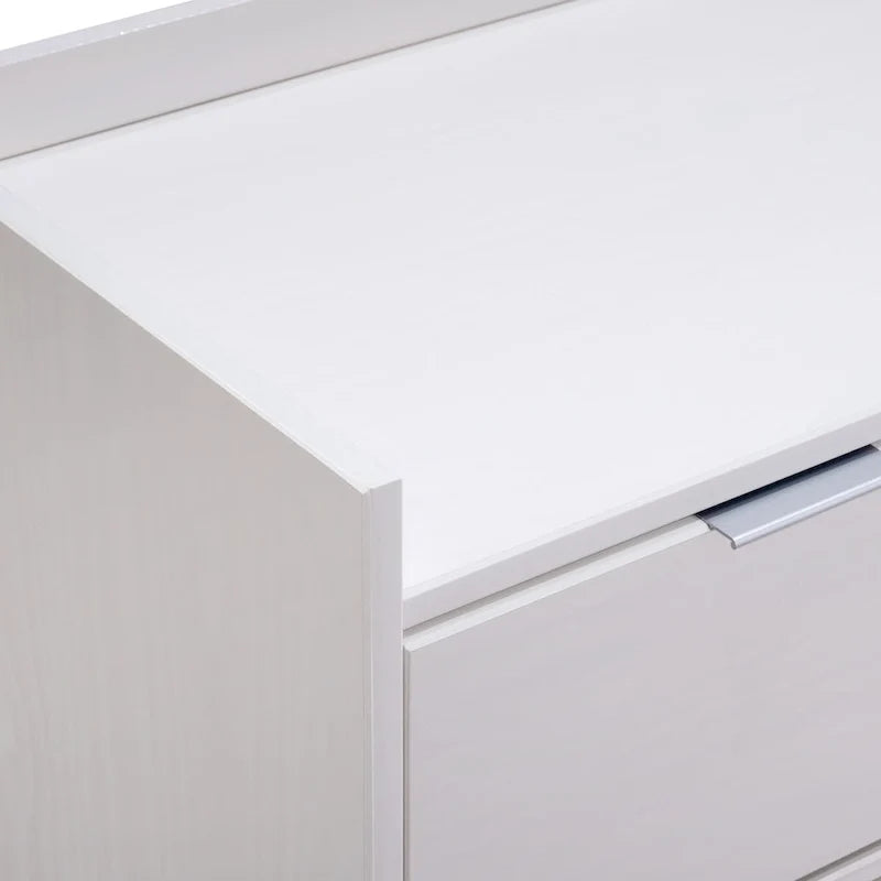 Moderne Kommode aus Massivholz mit Galerierand