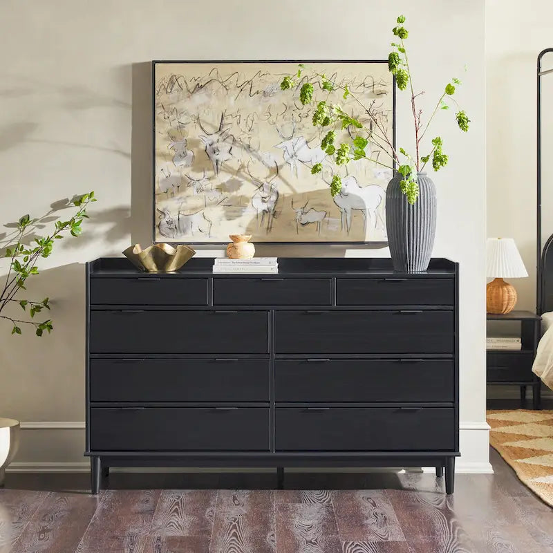 Moderne Kommode aus Massivholz mit Galerierand