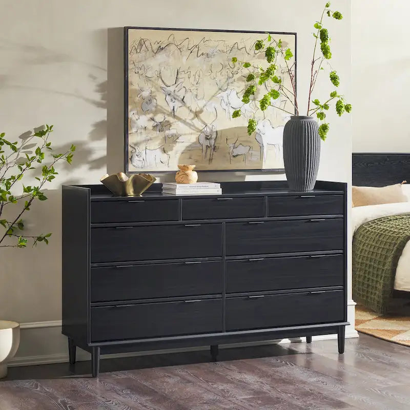Moderne Kommode aus Massivholz mit Galerierand