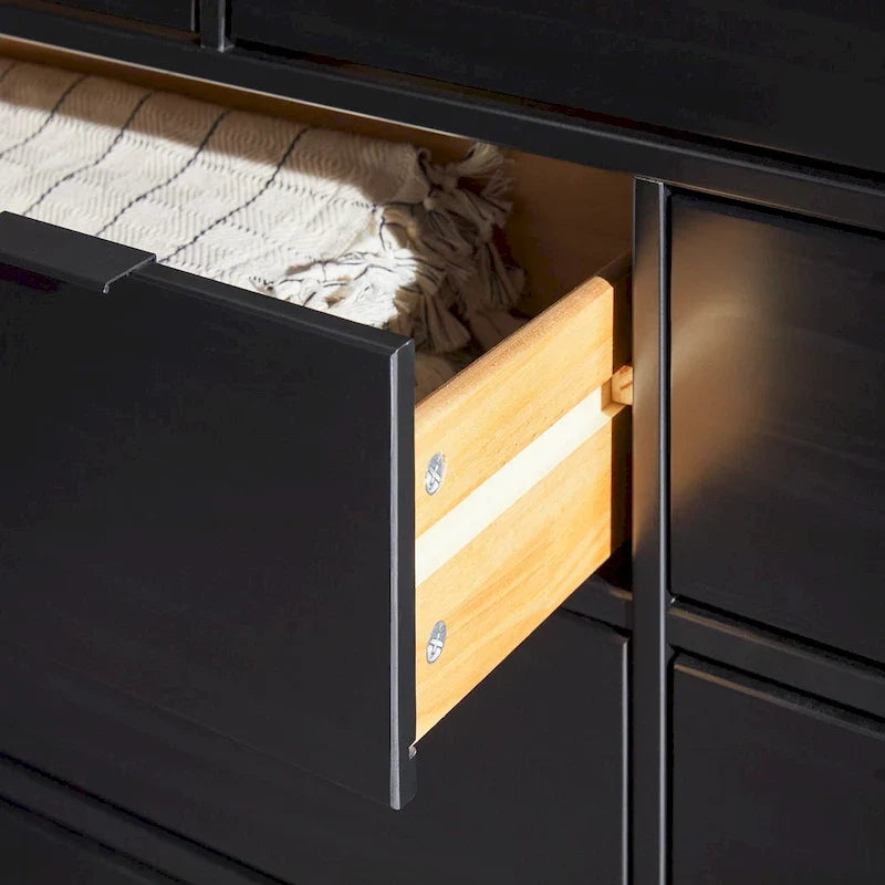 Moderne Kommode aus Massivholz mit Galerierand