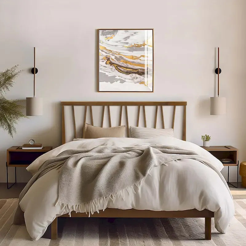 Cama de plataforma con cabecera de paneles de madera en V y estructura de madera