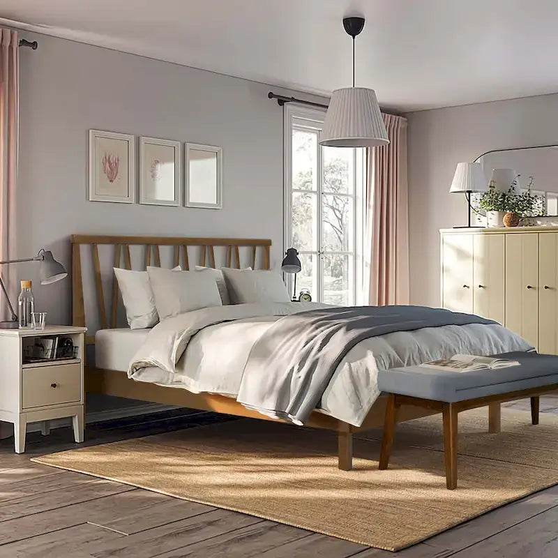 Cama de plataforma con cabecera de paneles de madera en V y estructura de madera