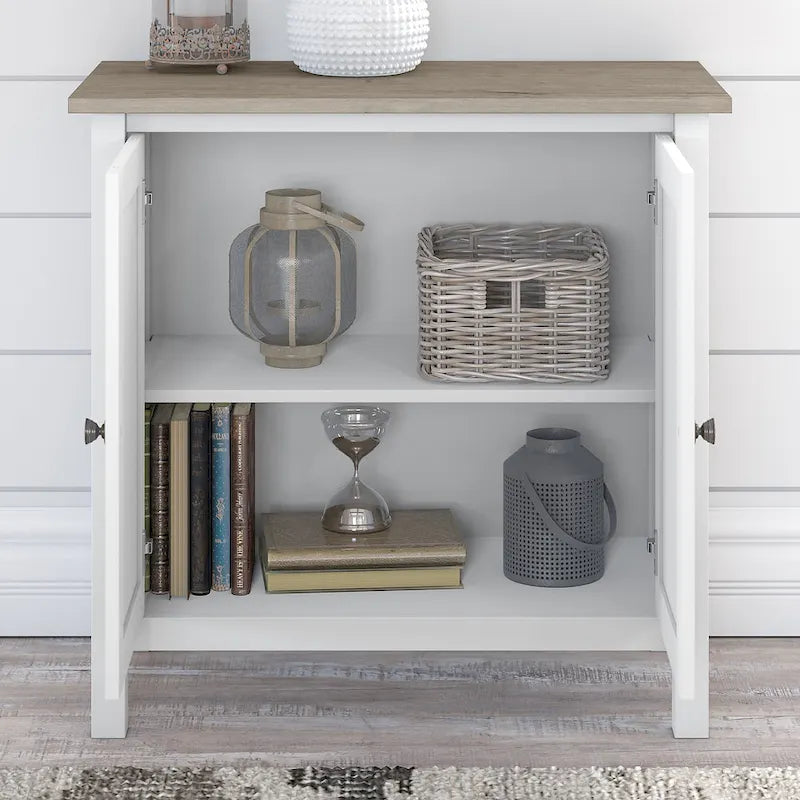 Bücherregal mit offenen Fächern und Türen, Vitrinenschrank im Landhausstil fürs Wohnzimmer