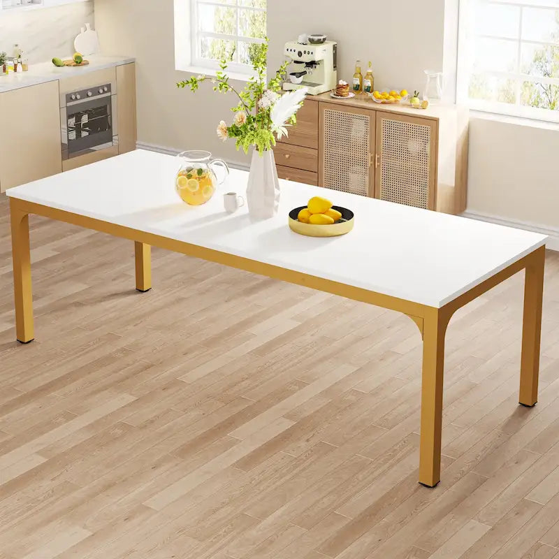 Mesa de comedor rectangular con estructura robusta