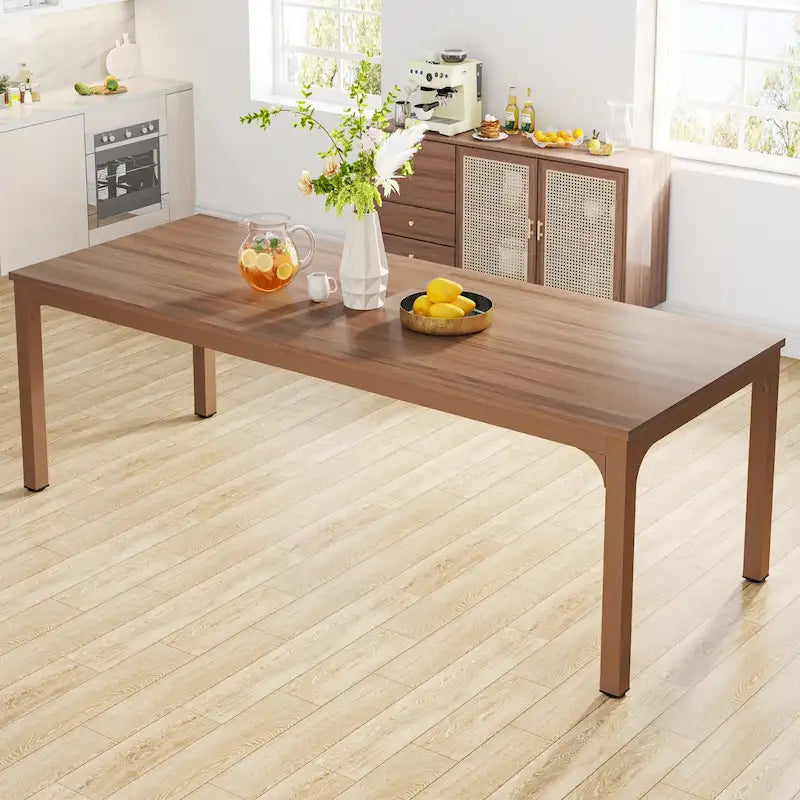 Mesa de comedor rectangular con estructura robusta