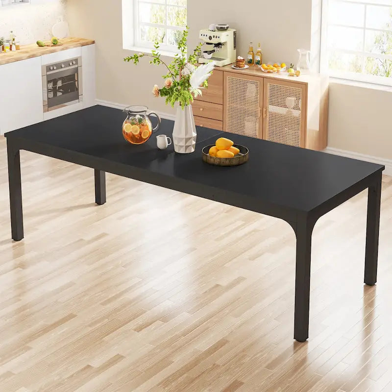 Mesa de comedor rectangular con estructura robusta