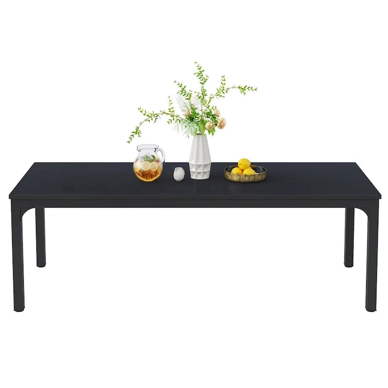 Mesa de comedor rectangular con estructura robusta