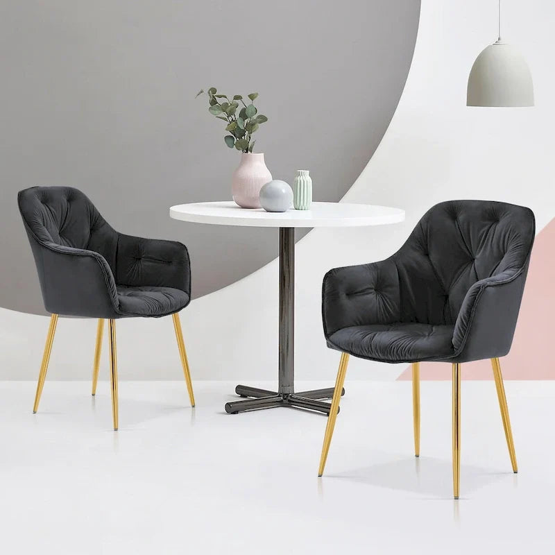 Polstersessel aus Samt, Loungesessel mit Knopfheftung und goldenen Metallbeinen