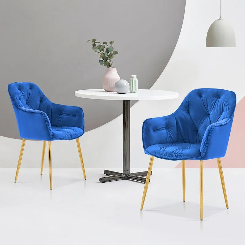 Polstersessel aus Samt, Loungesessel mit Knopfheftung und goldenen Metallbeinen
