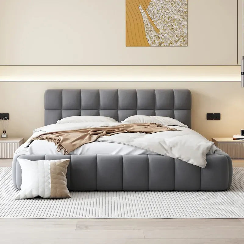 Gepolstertes Plattformbett mit dickem Stoffbezug