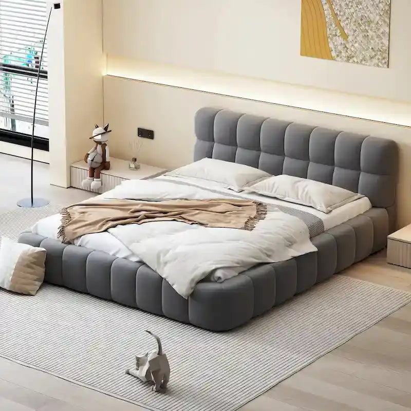 Gepolstertes Plattformbett mit dickem Stoffbezug