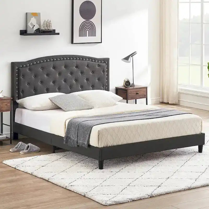Estructura de cama tapizada tipo plataforma con capitoné gris, cabecera con capitoné de botones y borde con tachuelas, para dormitorio