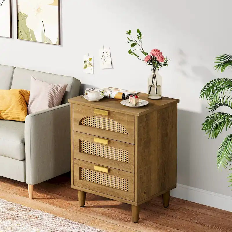Nachttisch aus Holz und Rattan