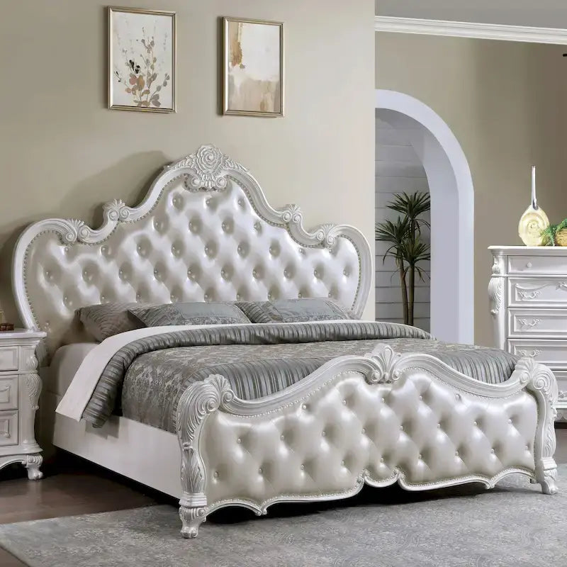 Estructura de cama blanca tapizada con tallas ornamentales, cama clásica de cuero con capitoné y tallas florales