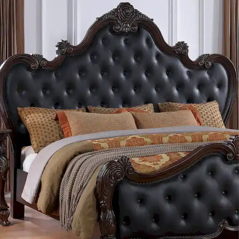 Estructura de cama blanca tapizada con tallas ornamentales, cama clásica de cuero con capitoné y tallas florales