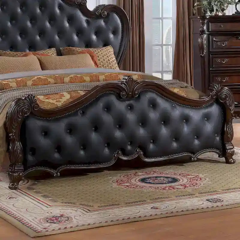 Estructura de cama blanca tapizada con tallas ornamentales, cama clásica de cuero con capitoné y tallas florales