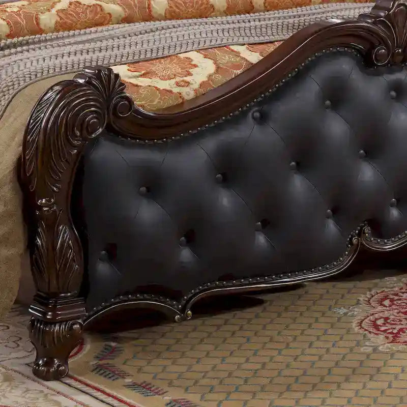 Estructura de cama blanca tapizada con tallas ornamentales, cama clásica de cuero con capitoné y tallas florales
