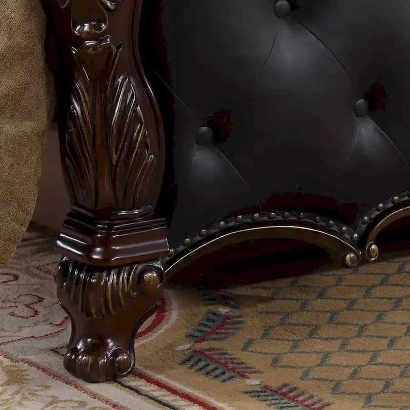 Estructura de cama blanca tapizada con tallas ornamentales, cama clásica de cuero con capitoné y tallas florales