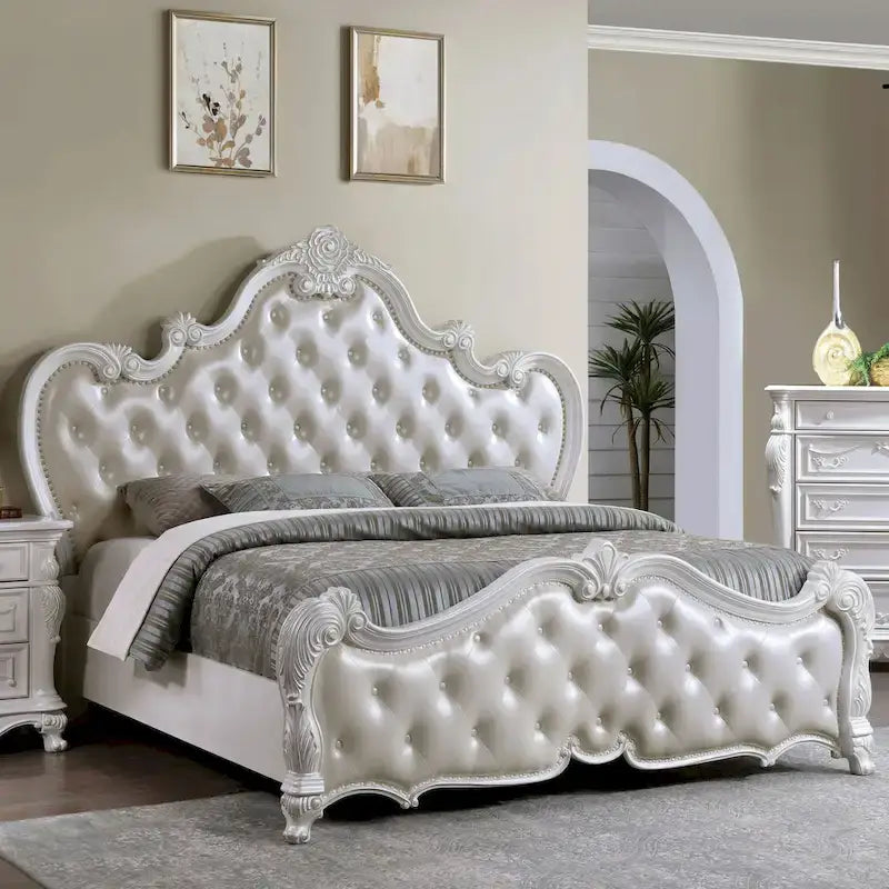Estructura de cama blanca tapizada con tallas ornamentales, cama clásica de cuero con capitoné y tallas florales
