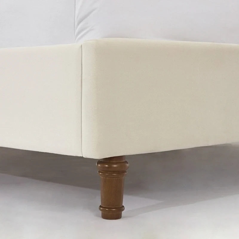 Polsterbett mit Wingback-Kopfteil und Nagelkopfbesatz