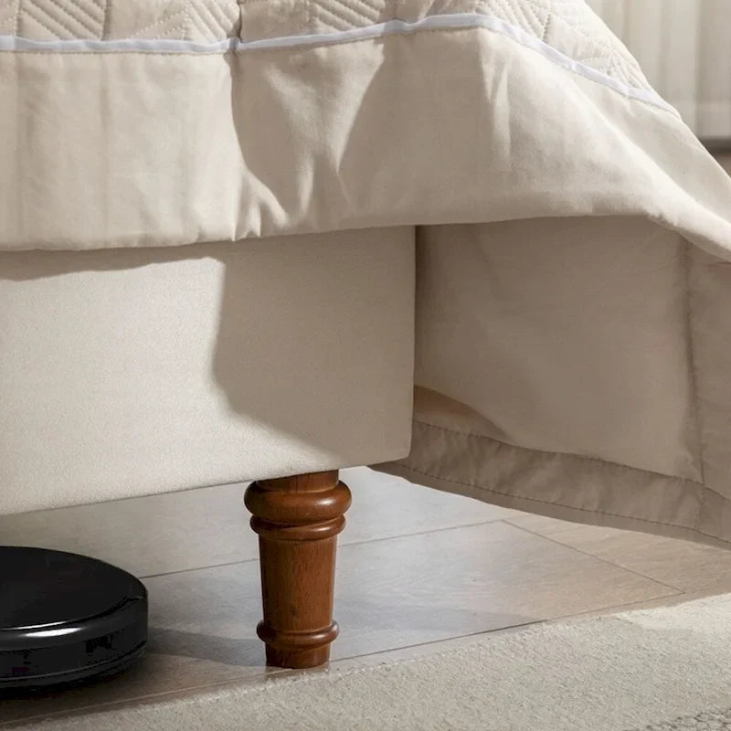 Polsterbett mit Wingback-Kopfteil und Nagelkopfbesatz