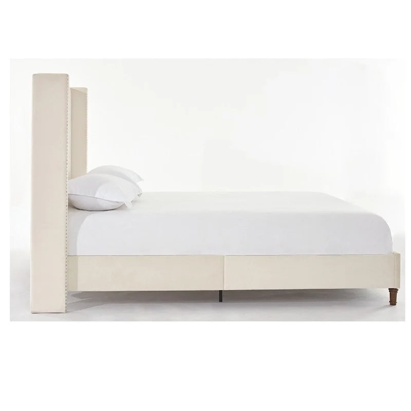 Polsterbett mit Wingback-Kopfteil und Nagelkopfbesatz