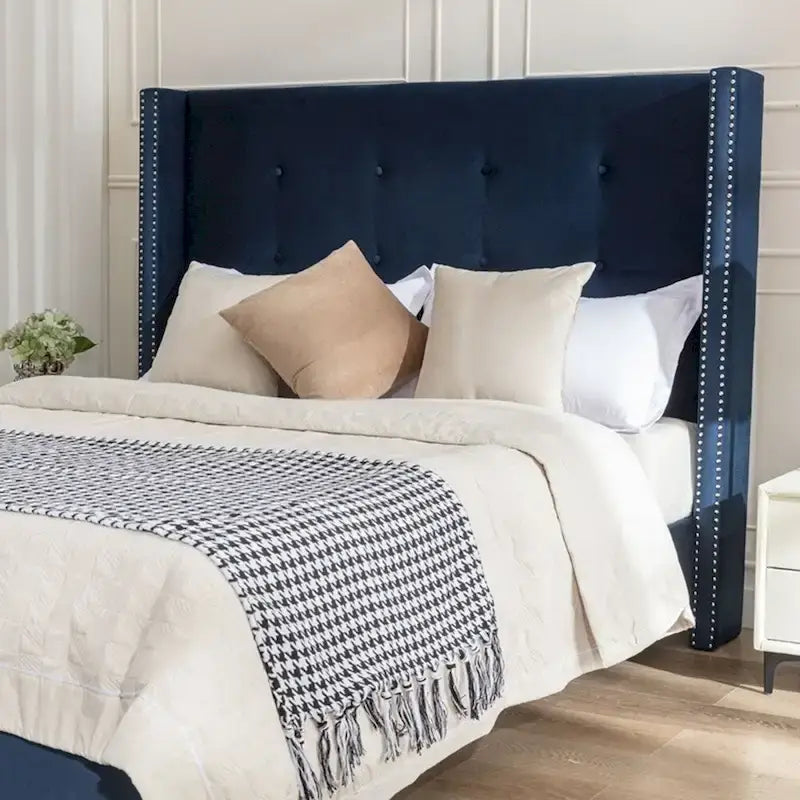 Polsterbett mit Wingback-Kopfteil und Nagelkopfbesatz