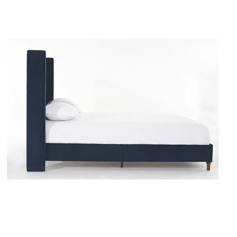 Polsterbett mit Wingback-Kopfteil und Nagelkopfbesatz