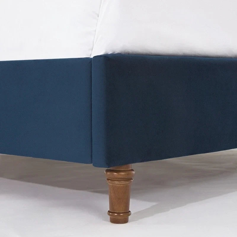 Polsterbett mit Wingback-Kopfteil und Nagelkopfbesatz