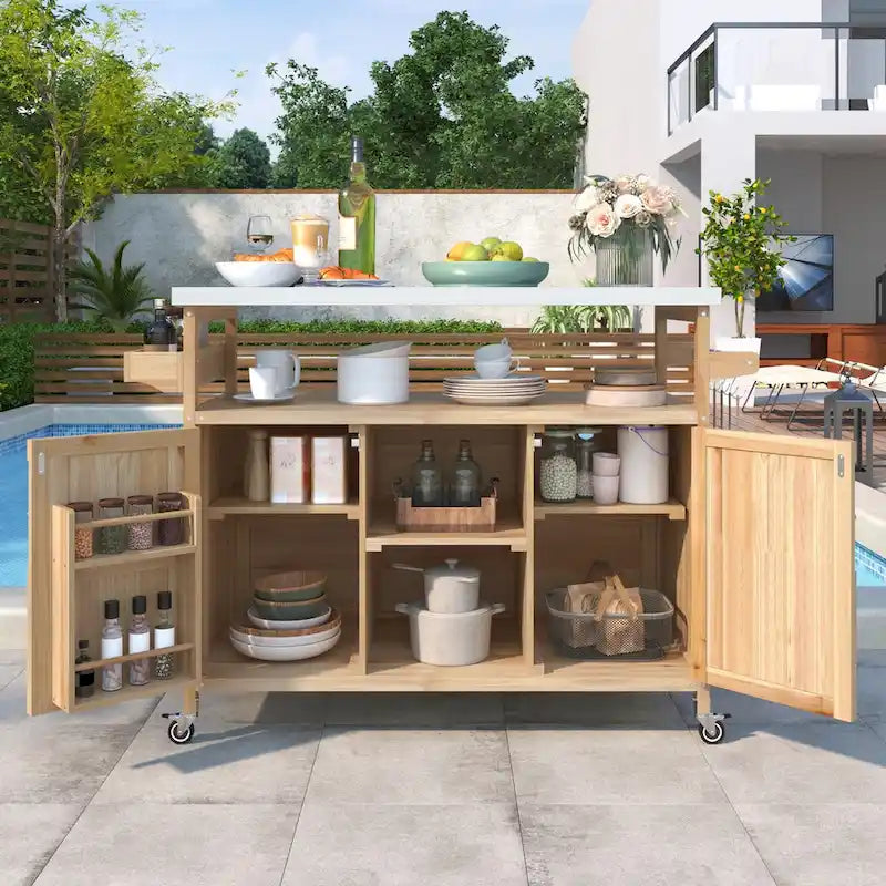 Outdoor-Kücheninsel aus Holz mit Grillwagen