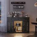 Gabinete de bar y café estilo granja con luz LED, aparador con almacenamiento, cajones y puertas de granero para la cocina