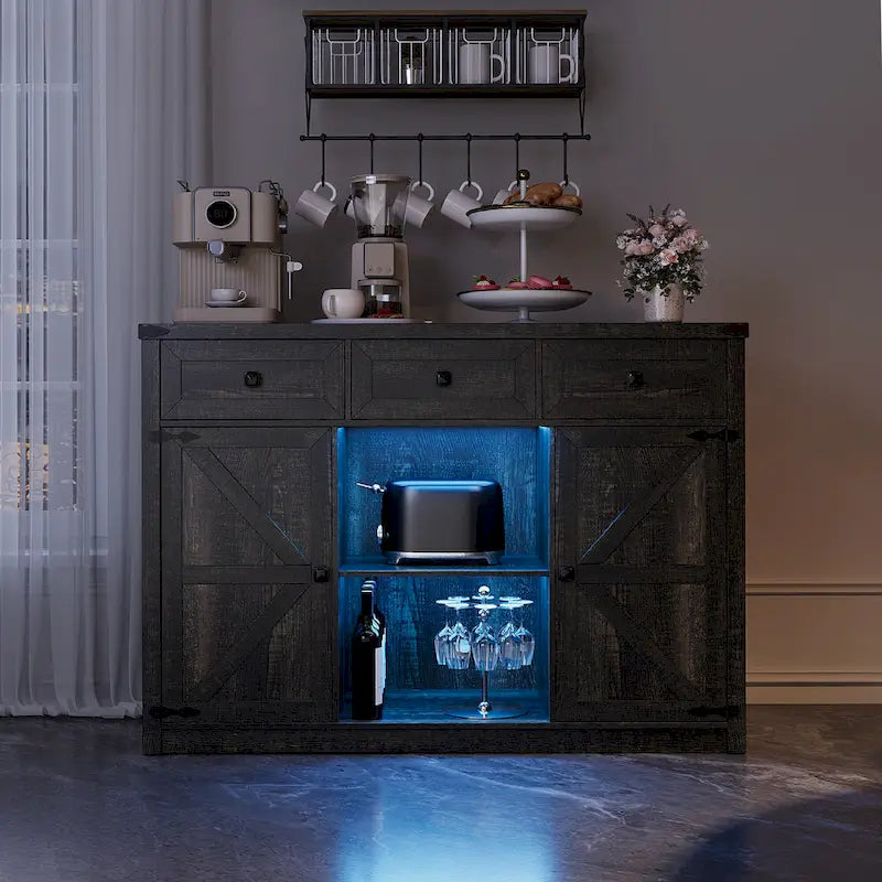 Gabinete de bar y café estilo granja con luz LED, aparador con almacenamiento, cajones y puertas de granero para la cocina