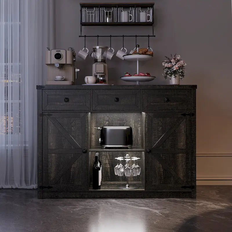 Gabinete de bar y café estilo granja con luz LED, aparador con almacenamiento, cajones y puertas de granero para la cocina
