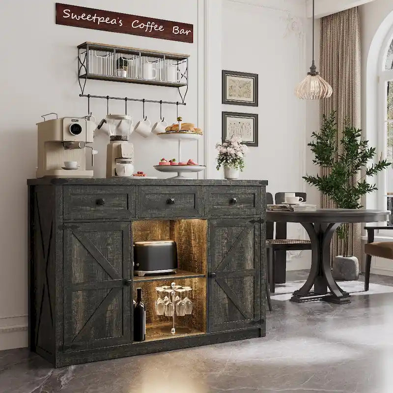 Gabinete de bar y café estilo granja con luz LED, aparador con almacenamiento, cajones y puertas de granero para la cocina